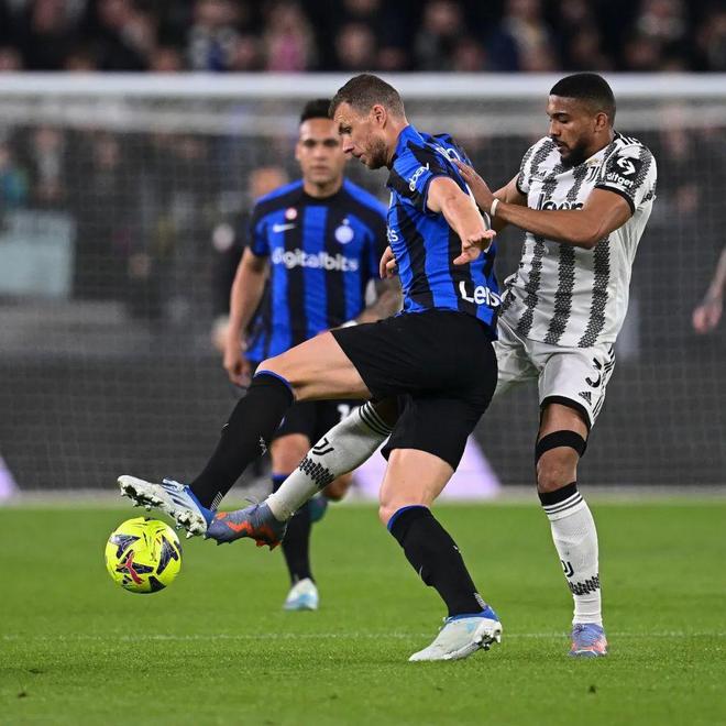 媒体评论 Gumayusi 的轮换： Gumayusi 绝对不是因为他的错误言论而被替换